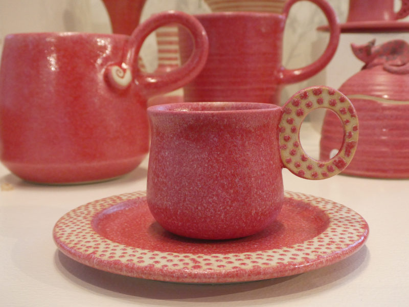 Margarete von Alemann, Keramik - Sammeltassen jede individuell gestaltet mit roter Feldspatglasur nach eigener Rezeptur
